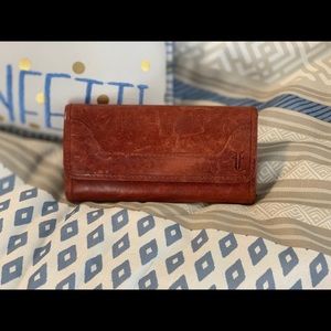 ✅Frye Melissa tri fold wallet in cognac✅